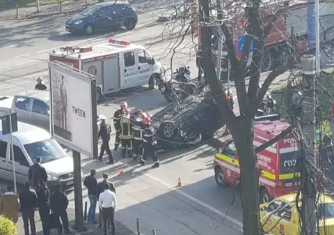 FOTO | O mașină s-a răsturnat luni, la intersecția străzilor Fabrica de Glucoză și Barbu Văcărescu, după o tamponare ușoară