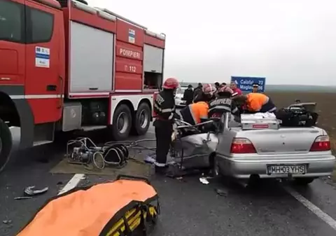 Doi oameni, morți într-un accident în Rogova, Mehedinți. Mașina lor s-a ciocnit violent de un camion
