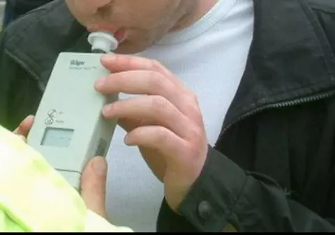 Accident în Roșiești, județul Vaslui, provocat de un șofer beat și cu mâna în ghips. Cinci tineri au ajuns la spital