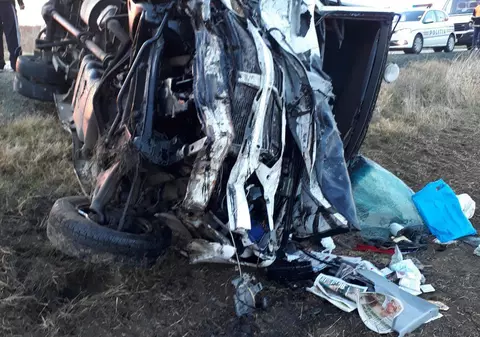 O persoană a murit şi cinci au fost rănite într-un accident în Tariverde din judeţul Constanţa. Impact devastator între un microbuz și o mașină