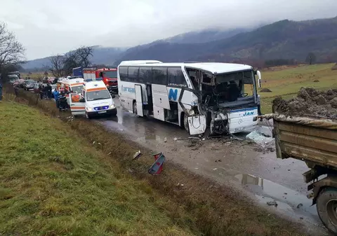 UPDATE | Un autobuz cu 50 de călători s-a ciocnit de un camion, în Maramureș. 17 răniți