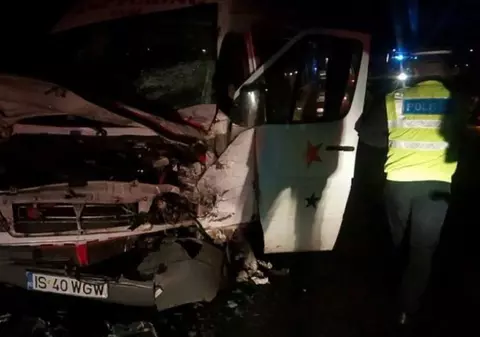 UPDATE: 11 oameni, la spital în urma accidentului din Iași. Ciocnirea violentă, produsă din cauza unei depășiri nereușite