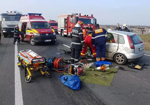 Accident în Timiș. Un șofer de 22 de ani a trimis trei oameni la spital, după ce a întors fără să se asigure