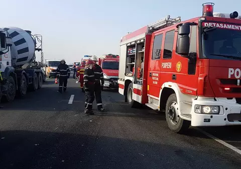 Alba: Trei răniţi după ce un microbuz de transport persoane s-a ciocnit cu două autoturisme, pe DN 1