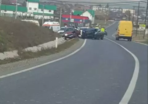Un Porsche Panamera a lovit în plin un Logan, la Tulcea. Pagubele celor două mașini se ridică la peste 100.000 de euro