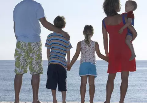 Peste 1.500 de copii din Vrancea au părinții plecați la muncă în străinătate. Numărul real e mult mai mare