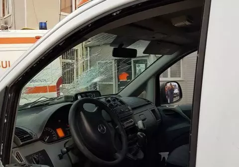 Ambulanță atacată cu pietre de rudele unei bolnave, în județul Botoșani. Pacienta a murit, până la sosirea polițiștilor