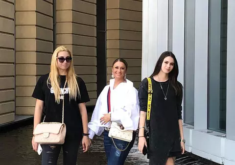 EXCLUSIV/ Anamaria Prodan le-a făcut fiicelor sale contracte... de fotbaliști: “Au salariu de 1.000$ pe lună și primesc bonusuri în funcție de performanță!”