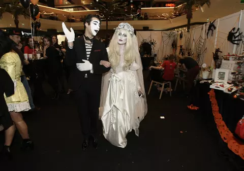 VIDEO EXCLUSIV/ Motivul pentru care Elena Gheorghe îmbracă rochia de mireasă de câte ori are ocazia. „La nunta mea nu m-am distrat!”