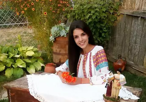 O artistă din Vâlcea transformă foile de porumb în obiecte de artă. Pasiune inspirată de bunici