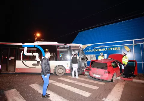 Autobuz proiectat într-o casă funerară, în urma unui accident în Buzău. Trei tineri, printre care doi minori, la spital