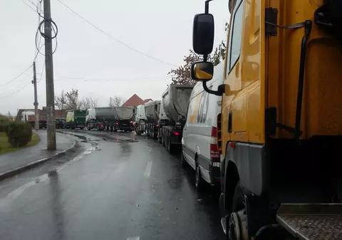 Aglomerație la punctul de trecere a Dunării cu bacul de la Galați. Unul dintre feriboturile mari a fost trimis la revizie