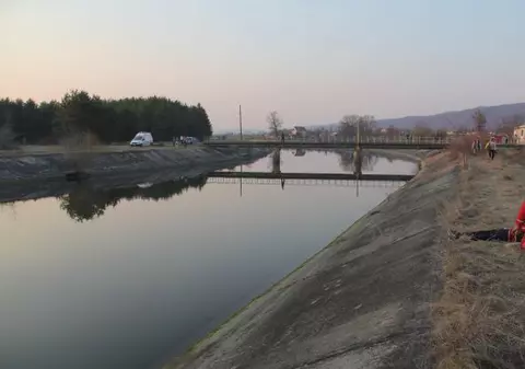 Autoturism căzut într-un canal al lacului de acumulare Zigoneni. Șoferița este în stop cardiac