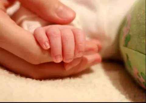 Un bebeluș declarat mort de medici s-a trezit înainte de înmormântare