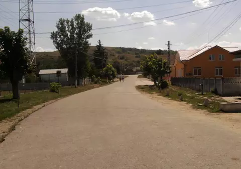 Nevasta unui primar din Dolj a plecat la cules de căpșuni în Spania