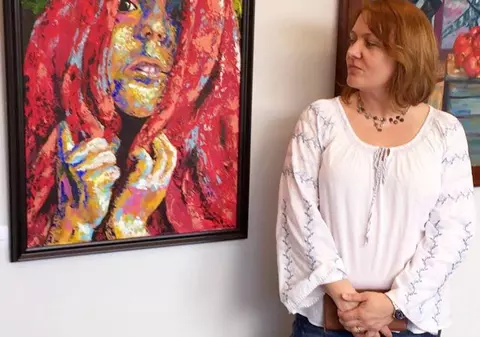 REPORTAJ: Când visele au aripi... de avion. Mihaela a părăsit România sperând că va fi o pictoriță faimoasă în America, dar a devenit ofițer de securitate pe un aeroport din Chicago