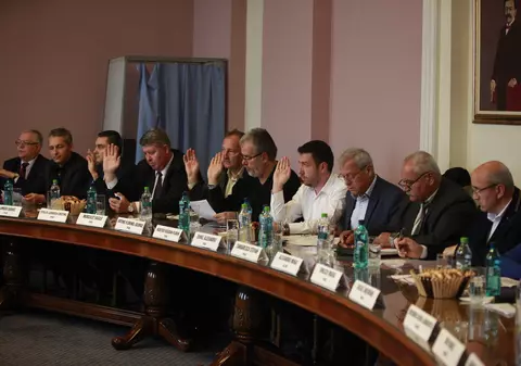 Buzoienii nu mai pot usca rufele la vedere, scutura covoare în fața blocurilor sau scuipa pe jos. Așa a decis Consiliul Municipal| FOTO