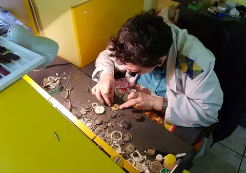 REPORTAJ: Ceasornicăria - o meserie pentru care “sună ceasul”. Doamna Elena e necăjită că nu are cine să-i ducă mai departe meseria
