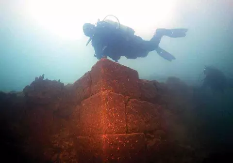 Castel vechi de 3.000 de ani descoperit pe fundul unui lac din Turcia