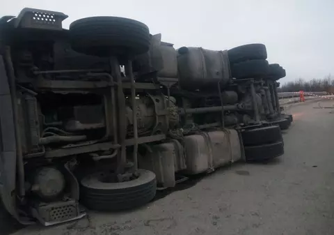 O cisternă încărcată cu sodă caustică lichidă s-a răsturnat pe DN1, în judeţul Braşov. Traficul este blocat