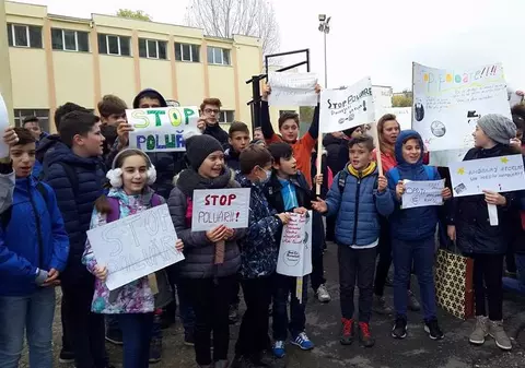 Zeci de copii au cerut să respire aer curat în Ploiești. Protest inedit în curtea școlii