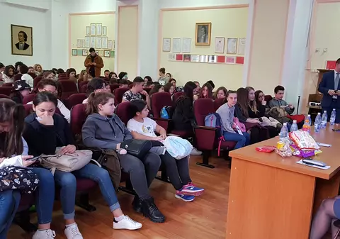 Cum să nu ne îmbolnăvim la școală! Copiii, învățați să recunoască dulciurile și sucurile expirate