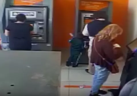VIDEO | Momentul în care un băiat de patru ani fură de la bancomat