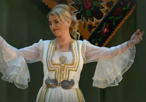 EXCLUSIV/ E ”doctor de suflete” prin muzică și medic primar în restul timpului. Solista Corina Elena Badea este șefă de secție la Spitalul Județean din Tulcea