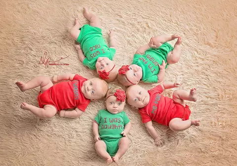 FOTO| Ședință foto inedită pentru o familie care are cvintupleți