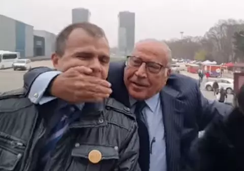 VIDEO/ Circ la Târgul de carte. Voiculescu i-a pus mâna la gură unui jurnalist. „Haideți să vorbim, ca de la jurnalist la infractor”