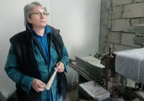 ”Scarmănă” lână pentru plăpumi și o face cu pasiune, deși este un meșteșug pe cale de dispariție