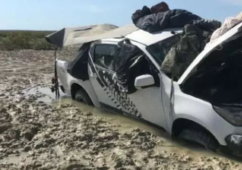 Doi australieni au stat cinci zile pe plafonul unei mașini, înconjurați de crocodili: "Au încercat să-mi atace câinele"