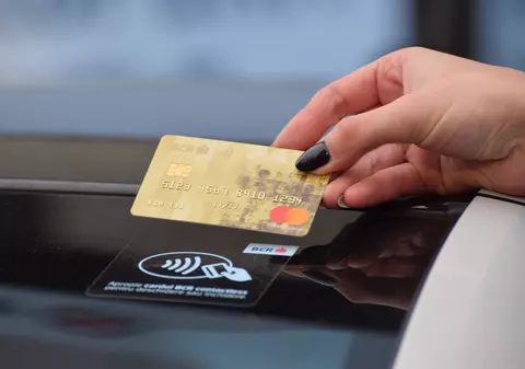 Donații cu cardul la biserică. Enoriașii fără cash au la dispoziție "cutia milei high-tech"