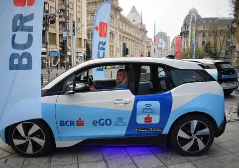 FOTO | Maşina electrică închiriată cu ajutorul unei aplicaţii şi deschisă cu un card bancar. Primul serviciu de car sharing 100% electric făcut de o bancă