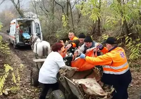 Pacientă dusă cu o căruță la ambulanță în Vaslui