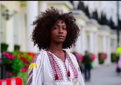 VIDEO | O fată de culoare îmbrăcată în costum popular, imaginea României pentru Centenar. ICR Londra a retras clipul de pe Facebook, din cauza mesajelor naționaliste