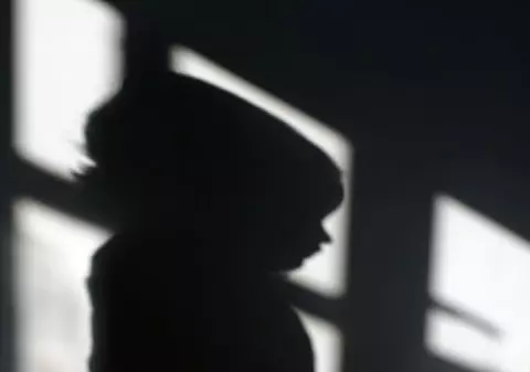 Fetiță de 6 ani pusă să-i facă sex oral unui băiat de 11 ani în timpul jocului ”Adevăr sau provocare”