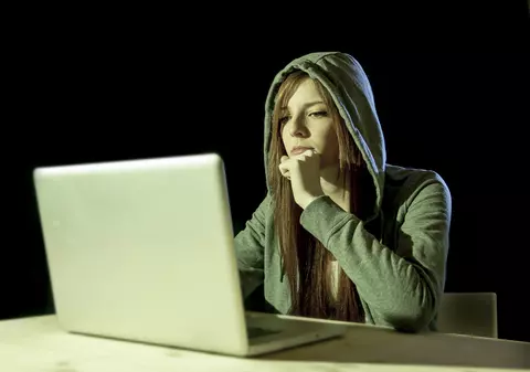 Parlamentul a votat incriminarea violenței cibernetice