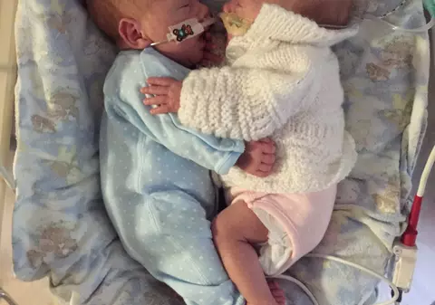 Doi frați gemeni născuți prematur au supraviețuit după ce au fost puși în același incubator. Ce s-a întâmplat când s-au îmbrățișat | FOTO
