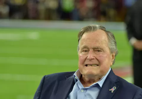 George Bush Senior, acuzat că i-a pus mâna pe fund unei fete de 16 ani