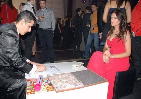 VIDEO/”Caricaturistul vedetelor” desenează contra-cost la petreceri. Face 50 de euro în trei minute!