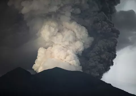 Alertă în Bali, din cauza vulcanului Agung. Aproximativ 100.000 de oameni au primit ordin de evacuare
