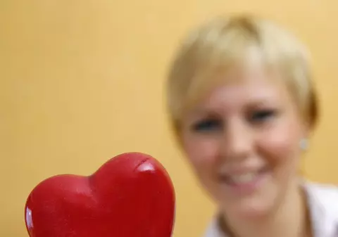 Adela vă sfătuieşte în sex şi iubire. „Mama prietenului meu m-a pupat și toată noaptea mă gândesc la ea”