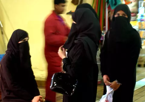 Studente musulmane, conflict cu un profesor universitar: ,,Eu nu pun icoane și cădelnițe pe catedră”