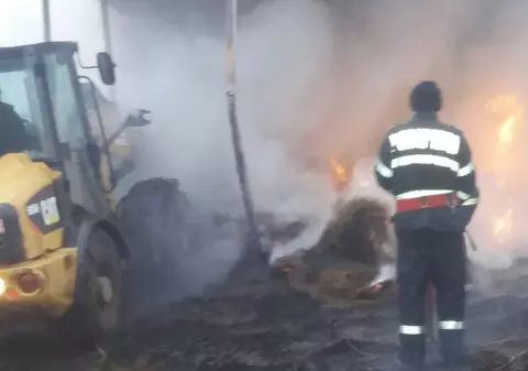 Fermă incendiată noaptea în Călărași, cu fermierul în casă