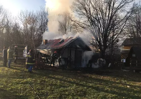 Copil de 9 ani și o femeie, răniți într-un incendiu în Dumbrăvița, județul Brașov. Cabana în care se aflau a fost cuprinsă de flăcări