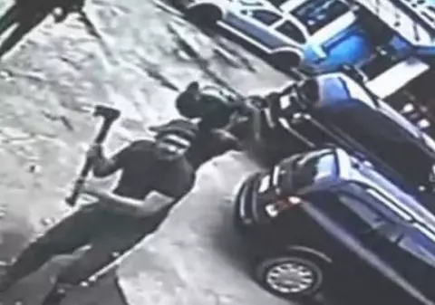 Interlopii din Iași, bătaie cu săbii și topoare din cauza pokerului