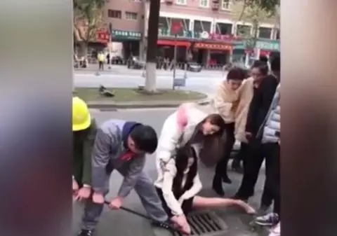 VIDEO | Intervenție bizară: cum a ajuns o femeie să fie blocată într-o gură de canal