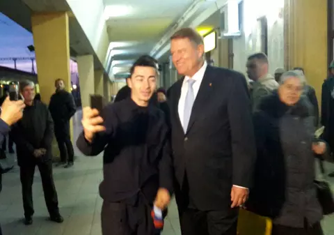REPORTAJ/ Ce nu s-a văzut în timpul vizitei președintelui Iohannis la Ploiești. Peroanele au fost spălate ca pe vremuri, iar trenul a fost luminat și încălzit