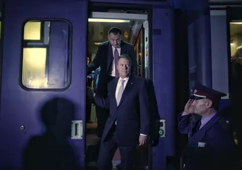 FOTO&VIDEO/ Președintele Klaus Iohannis a mers cu trenul la Ploiești: „Am vrut să văd cum se circulă și a fost în regulă”. Cât a dat pe bilet